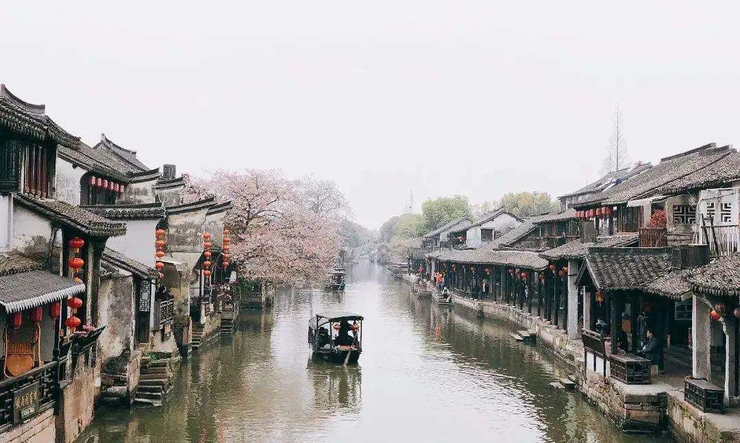 商贩占道经营，交警暖心劝离。为有温度的执法点赞！